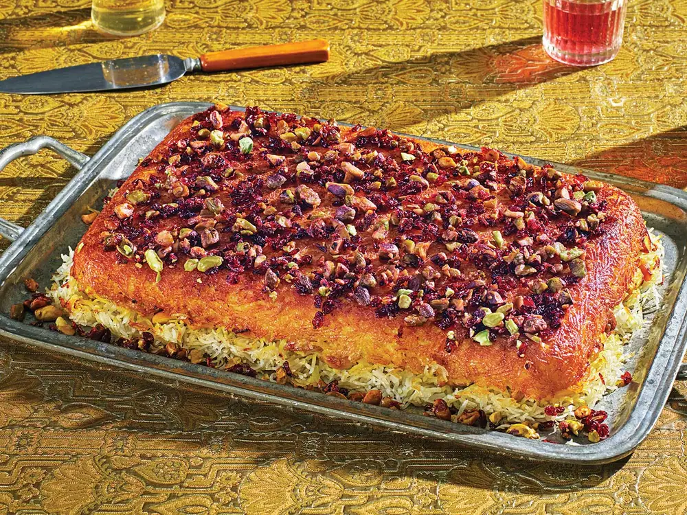 Arroz con pollo y yogur de azafrán al horno (Tahcheen-e morgh)