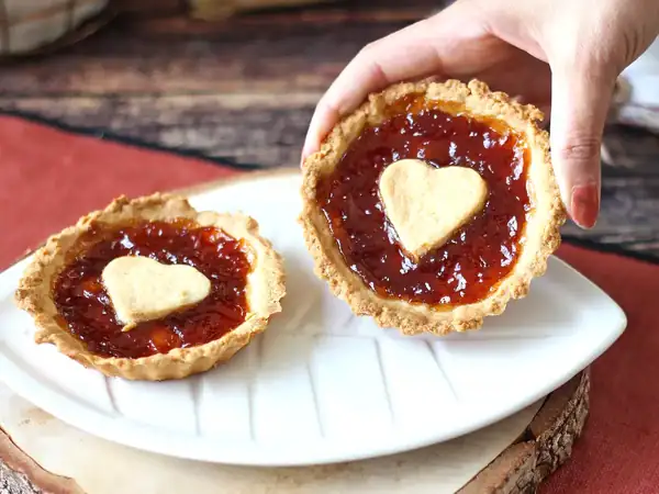 Romantic tarts with strawberry jam: the perfect homemade dessert for Valentine's Day