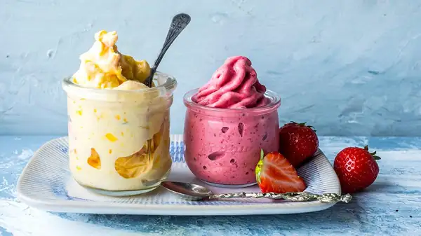 Frozen yogurt with mango