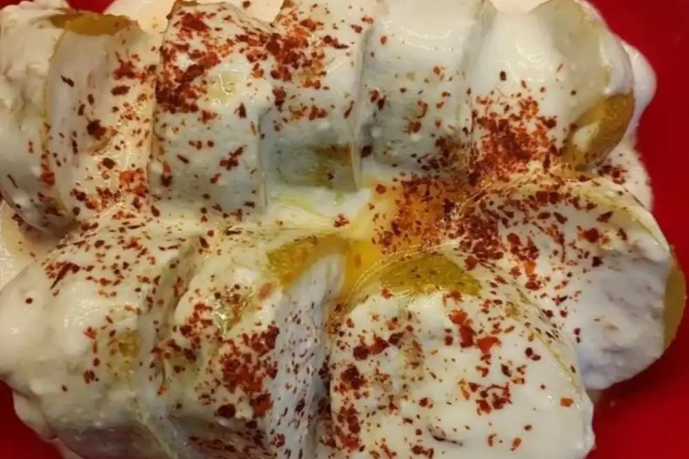 With its delicious sauce: Stuffed Peppers with Dried Basil and Yogurt