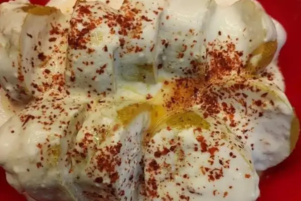 With its delicious sauce: Stuffed Peppers with Dried Basil and Yogurt