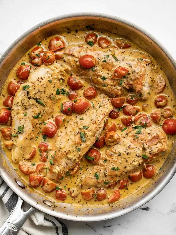 ¡Mi infalible pollo cremoso al pesto es el plato perfecto para impresionar!