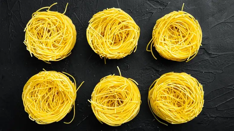 Pasta cabello de ángel frita para un postre inesperadamente delicioso