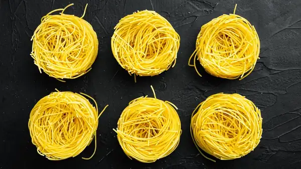 Pasta cabello de ángel frita para un postre inesperadamente delicioso