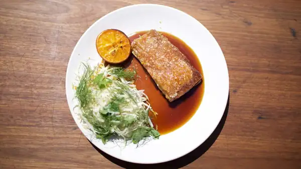 Panceta de cerdo asada con ensalada de manzana y coles de Bruselas