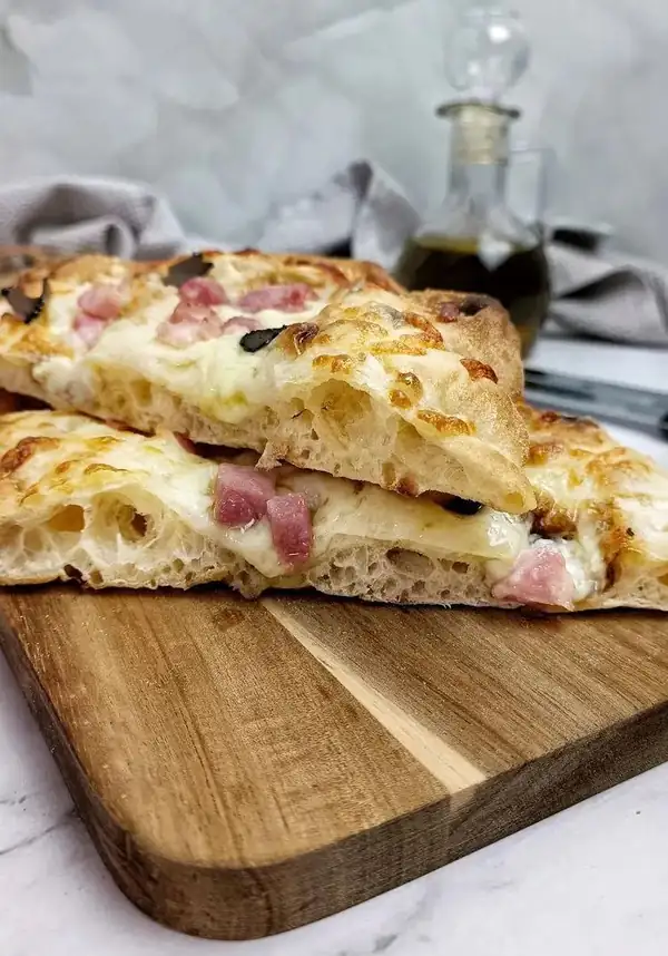 PINSA WITH TRUFFLE AND BACON