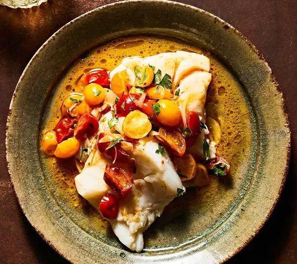 La mantequilla dorada mejora cualquier plato, incluido este plato de pescado para una cena entre semana