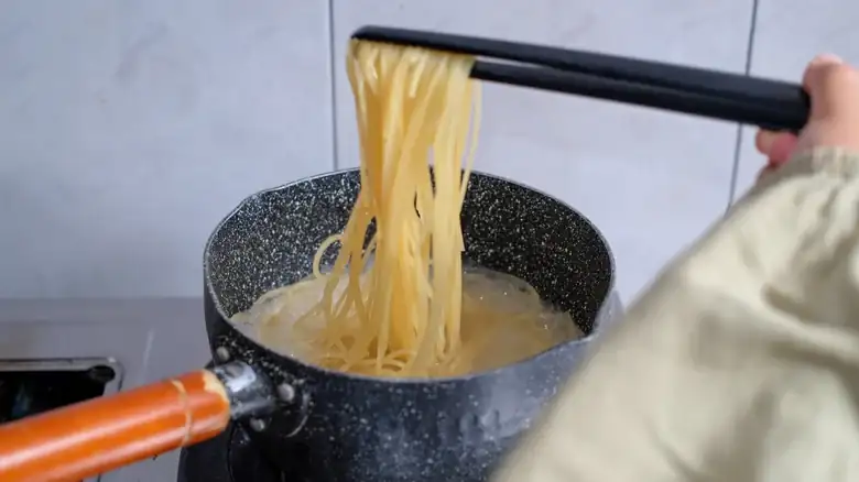 Transforma la pasta en otro plato de fideos muy popular con bicarbonato de sodio