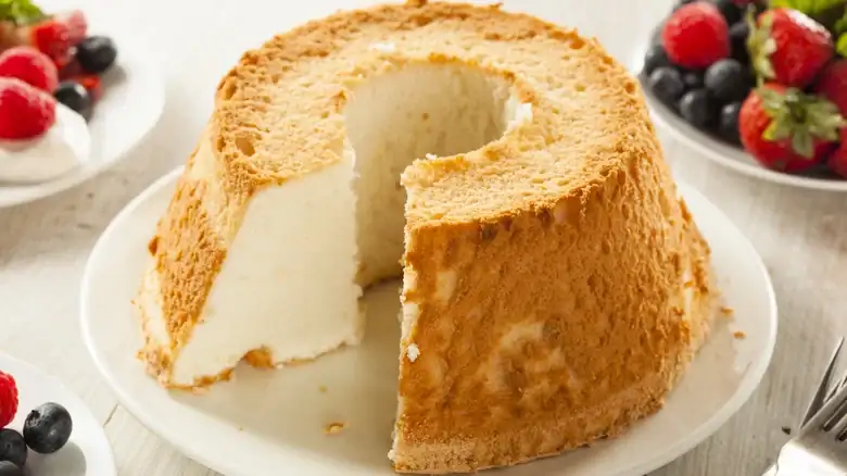 El delicado arte de cortar un pastel de ángel sin aplastarlo