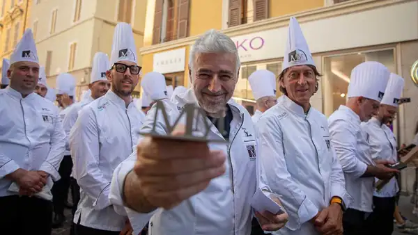 La undécima noche de los maestros de la masa madre: en Parma, el panettone se come incluso en verano