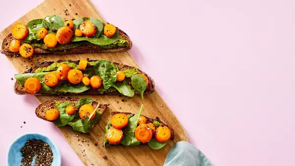 Pan tostado con crema de espinacas y garbanzos y zanahorias