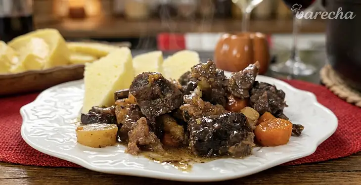 Ternera al vino tinto con verduras de raíz (videorreceta)