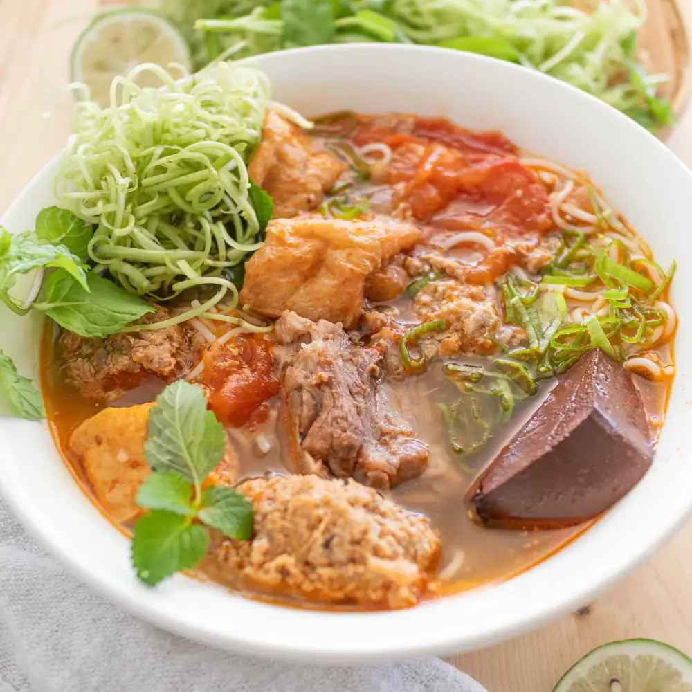 Cangrejo vietnamita y sopa de tomate con cerdo (Bun rieu)