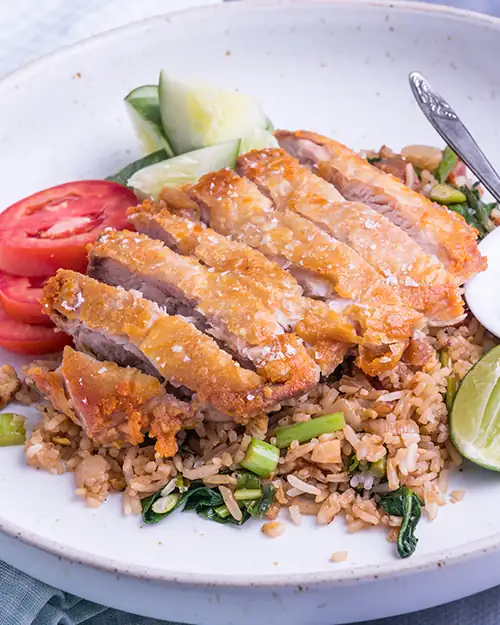 Pollo crujiente con arroz frito especial
