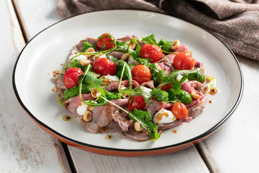 Rosbif con pesto de rúcula, tomates cherry y queso de cabra