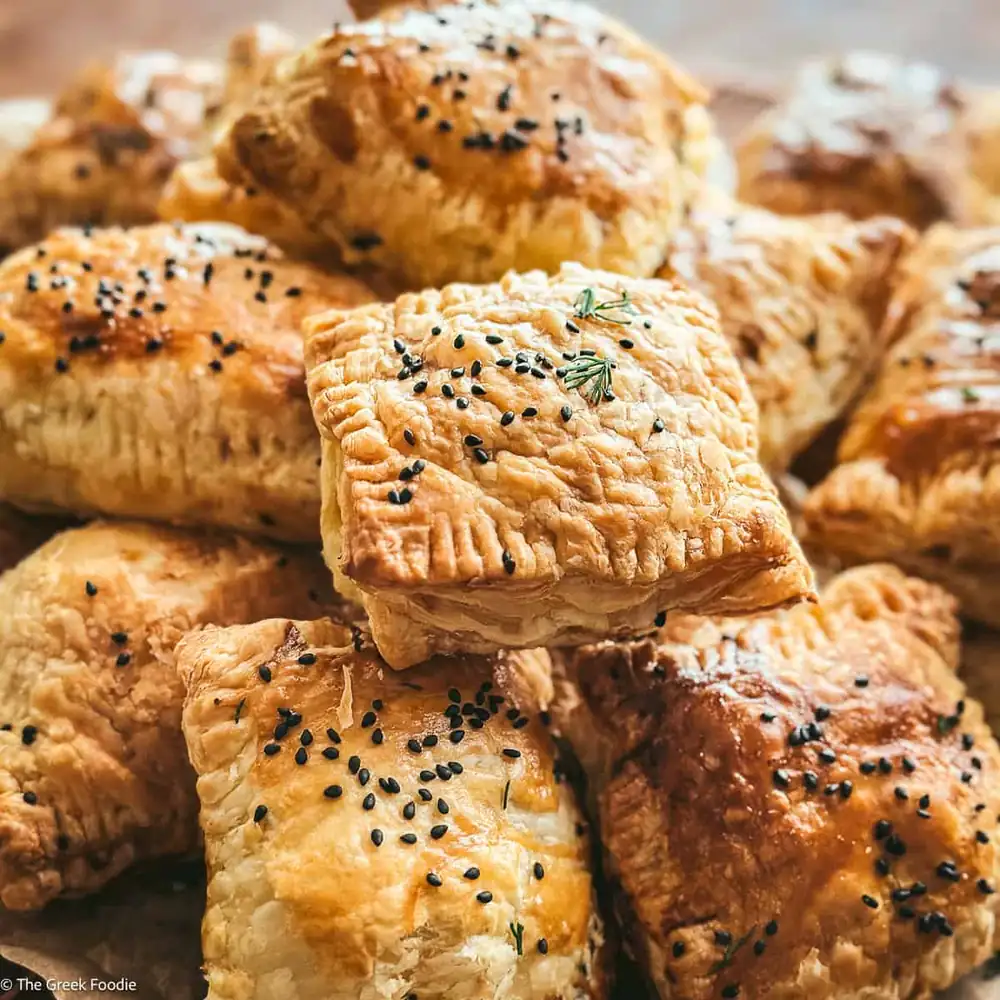 Pastelitos de hojaldre con queso feta, puerros y eneldo