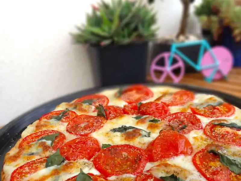Thin tart with tomatoes, mozzarella and basil