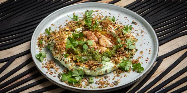 Labneh de ajo silvestre, shatta verde y pangrattato za'atar