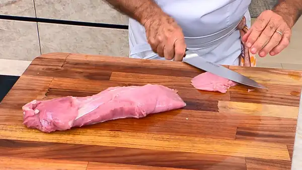 This is how you clean the sirloin to leave only the lean meat
