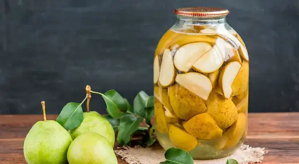 Compota de pera para el invierno en un tarro de 3 litros, receta paso a paso con fotos, 79 kcal
