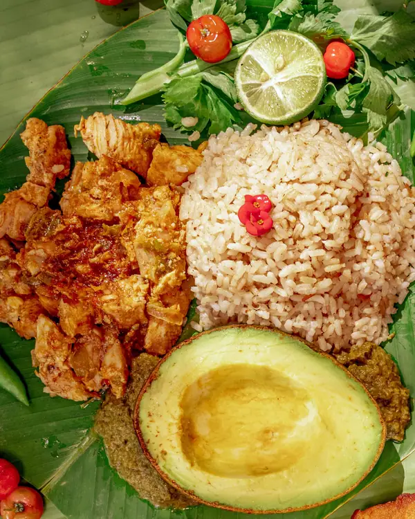 Receta de pollo guisado colombiano con achiote y ñame