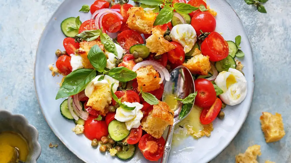 Focaccia, panzanella and tomato salad: three easy, colorful and absolutely irresistible Italian recipes