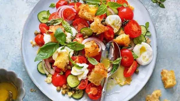 Focaccia, panzanella and tomato salad: three easy, colorful and absolutely irresistible Italian recipes