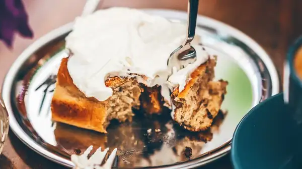 Store-Bought Cake Mix Is The Ultimate Shortcut To Cinnamon Roll Cake