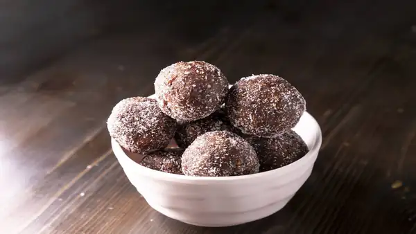 Castagnole con cacao, avellanas y café