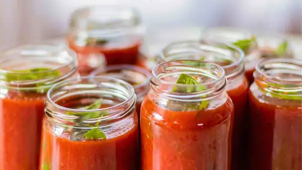 Conservas de tomate caseras, como las que hacían las abuelas