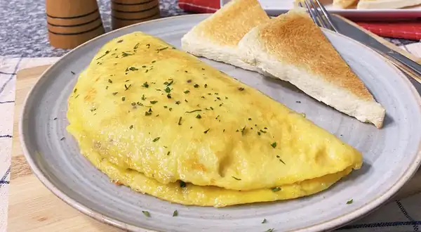 In simple steps, prepare the perfect omelet for breakfast (VIDEO)
