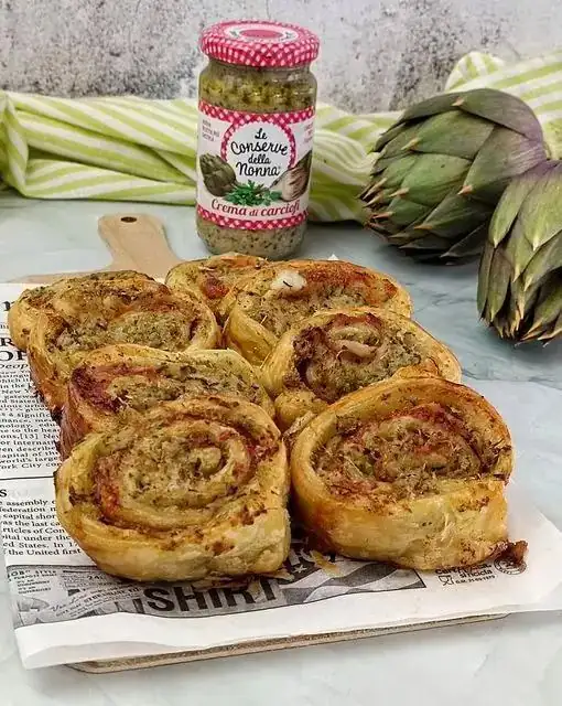 PUFF PASTRY ROLLS WITH ARTICHOKE CREAM