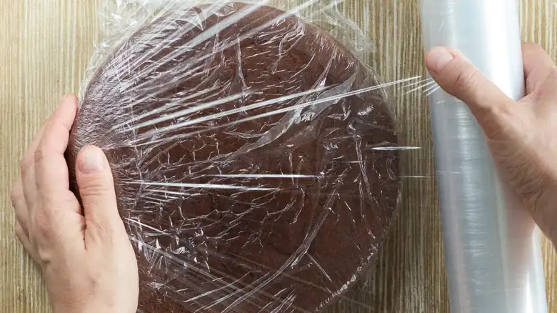 Por qué debes cubrir tu pastel con papel film recién salido del horno