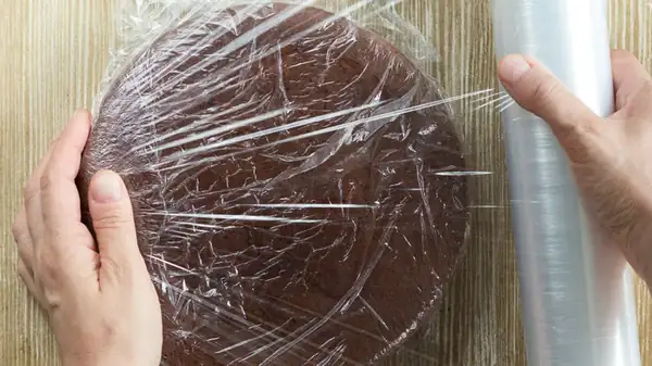 Por qué debes cubrir tu pastel con papel film recién salido del horno