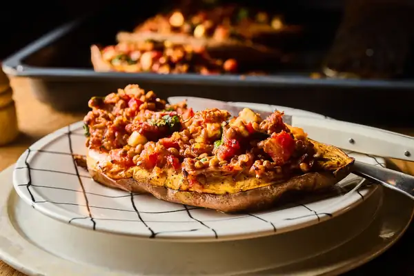 Sweet potatoes stuffed with lentil stew