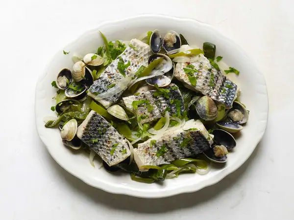 Pescado al estilo vasco con pimientos verdes y almejas de Manila