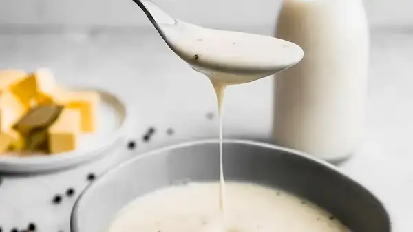 La técnica de tostado de la nuez moscada para una salsa bechamel más exquisita