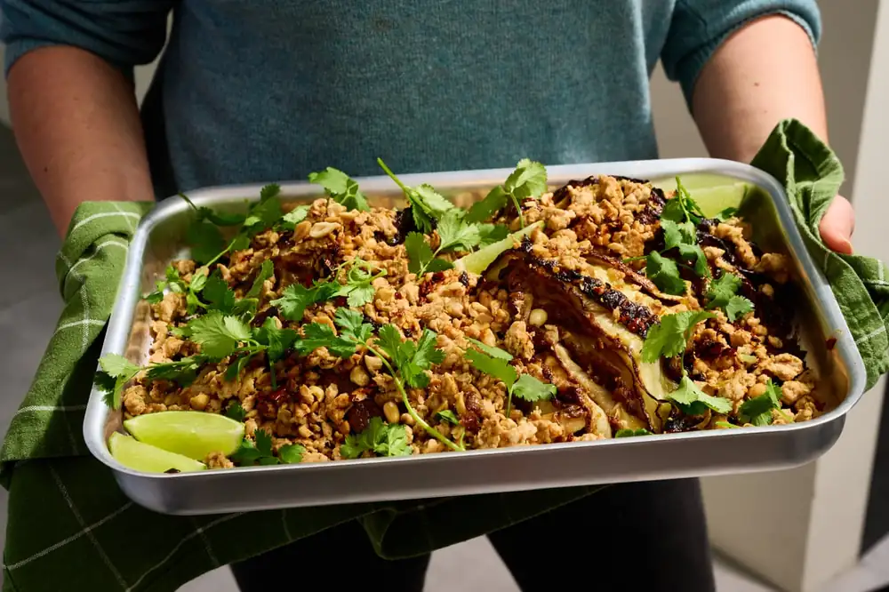 Cuñas de col chamuscadas con mantequilla satay y fragante carne picada de pollo, de Alice Zaslavsky