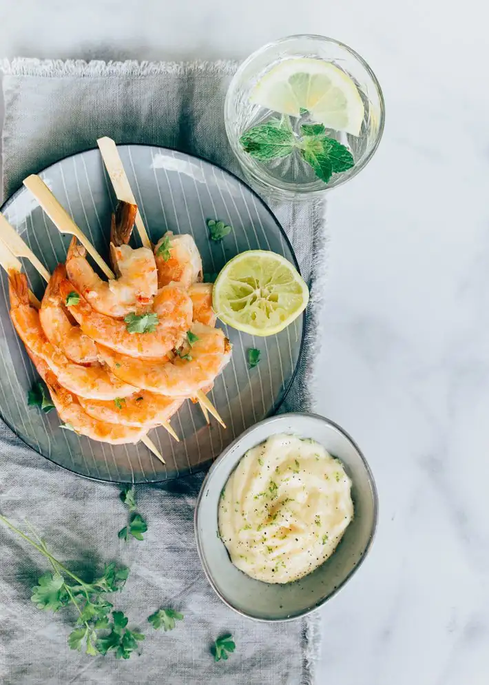 Shrimp skewers with lime aioli