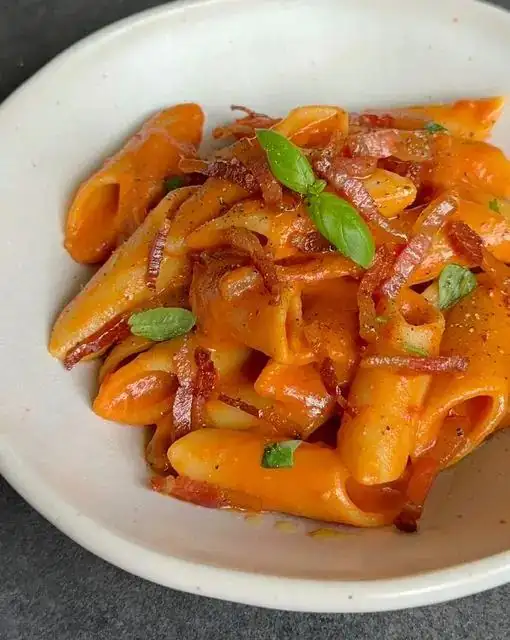 Pasta garofalo pennoni con tomates cherry, nduja, tocino y queso pecorino