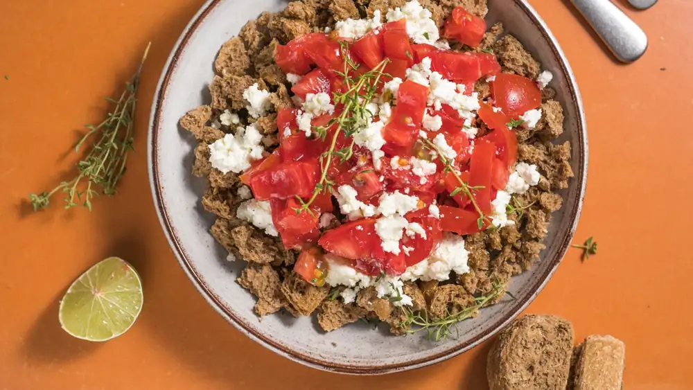 Más allá de la ensalada griega: en Creta se prepara un plato similar a la panzanella para descubrir