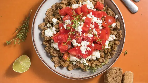 Más allá de la ensalada griega: en Creta se prepara un plato similar a la panzanella para descubrir