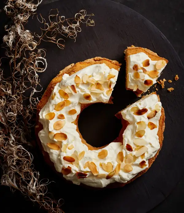 Laskiainen cardamom cake