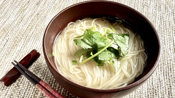 Sopa de miso con fideos somen