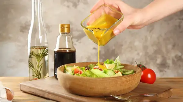 Mejora aún más tu aderezo de ensalada con limón con un sencillo truco