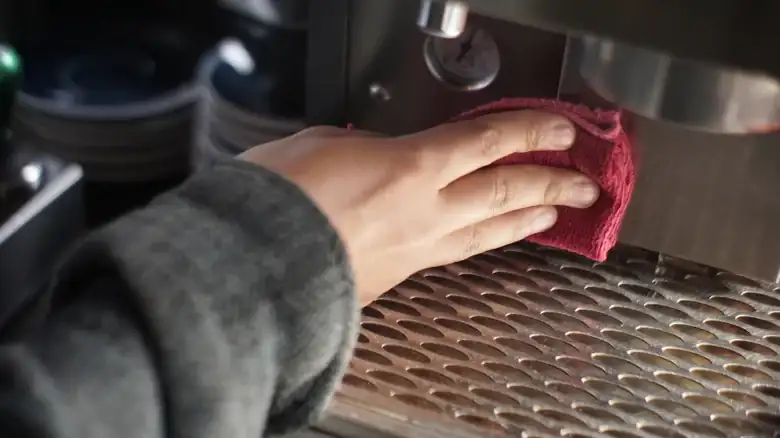 El producto básico de la despensa que mantendrá tu cafetera espresso impecable