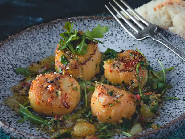 Vieiras con ajo y mantequilla de limón