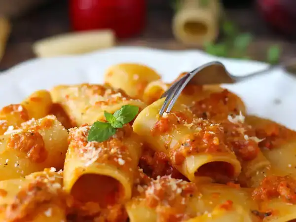 Pasta with peppers and mint: creamy and aromatic