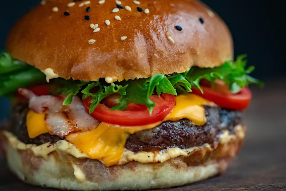 Celebrando el Día Nacional de la Hamburguesa con Queso en la Costa del Golfo