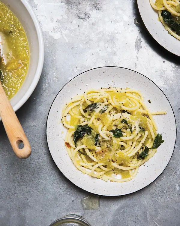 Espaguetis con salsa de tomate verde